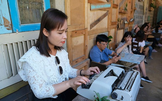 Du khách trải nghiệm máy đánh chữ kiểu cũ trong quán cà phê du lịch cộng đồng tại Trà Vinh. Ảnh: VIỆT DŨNG 