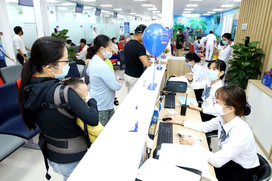 Phụ huynh đưa trẻ đi tiêm phòng bạch hầu  tại Trung tâm Tiêm chủng Việt Nam