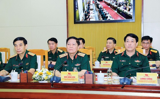 Đại tướng Ngô Xuân Lịch, Ủy viên Bộ Chính trị, Phó Bí thư Quân ủy Trung ương, Bộ trưởng Bộ Quốc phòng (giữa), chủ trì hội nghị. Ảnh: TTXVN