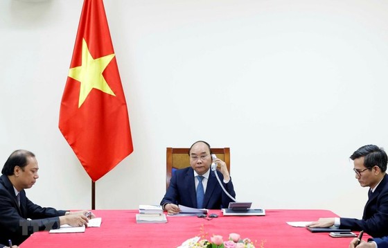Thủ tướng Chính phủ Nguyễn Xuân Phúc điện đàm với Thủ tướng Nhật Bản Abe Shinzo. Nguồn: TTXVN