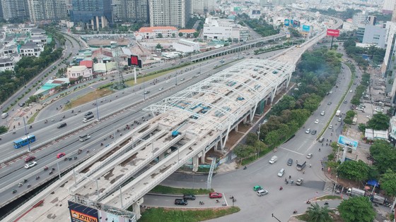 Metro Bến Thành - Suối Tiên qua quận Bình Thạnh, TPHCM. Ảnh: CAO THĂNG