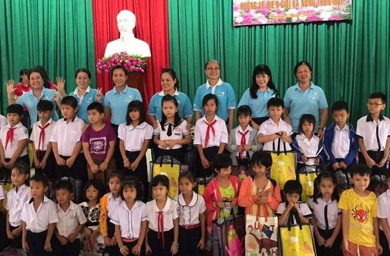 Các cháu học sinh nghèo vui mừng nhận quà  từ nhóm từ thiện của bà Kim Giác