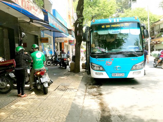 Xe Võ Cúc Phương chạy tuyến TPHCM - Long Khánh đón trả khách trên đường Nguyễn Duy Dương, quận 5