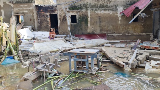 Căn nhà của bà Trần Thị Phô chỉ còn lại đống đổ nát