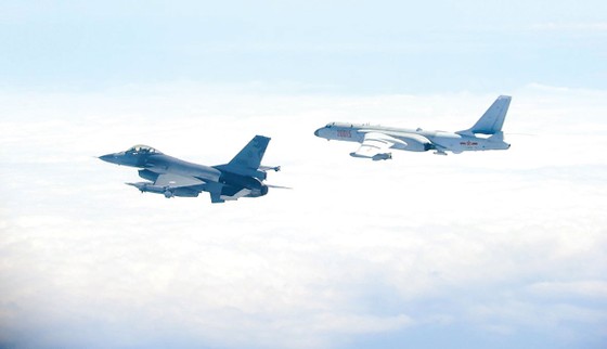 Máy bay F-16 được lãnh thổ Đài Loan mua của Mỹ bay cạnh máy bay ném bom H-6 (phải)  của Trung Quốc 