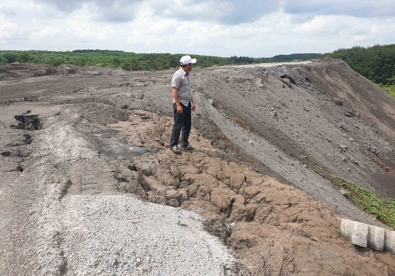  Bãi xỉ than tro bay thải ra từ Nhà máy Alumin Nhân Cơ tập kết  tại huyện Đắk R’lấp (tỉnh Đắk Nông) nguy cơ gây ô nhiễm nguồn nước trong khu vực. Ảnh: ĐÔNG NGUYÊN