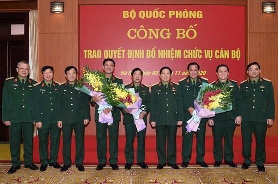 Đại tướng Ngô Xuân Lịch trao quyết định bổ nhiệm chức vụ cán bộ của Bộ Quốc phòng. Ảnh: VGP
