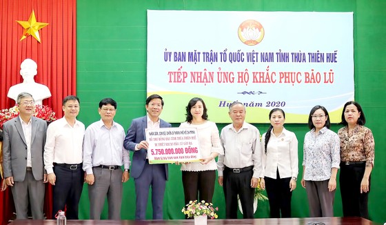 Phó Chủ tịch HĐND TPHCM Phan Thị Thắng trao hơn 5,7 tỷ đồng hỗ trợ người dân Thừa Thiên - Huế khắc phục hậu quả bão lũ
