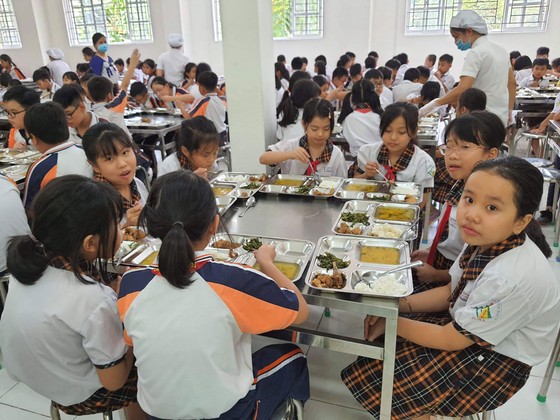 Bữa ăn trưa của học sinh bán trú tại một trường học ở TPHCM