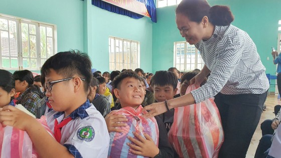 Đoàn công tác Báo SGGP đã đến thăm và trao quà (ảnh) cho học sinh Trường THCS Nguyễn Duy Hiệu