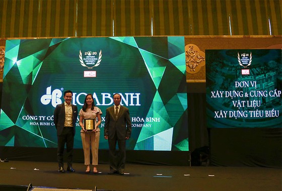 Bà Trần Kim Ngân - Đại diện Tập đoàn Xây dựng Hòa Bình nhận giải thưởng