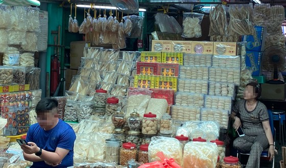 Tổ yến được bán tràn lan tại chợ Bình Tây, quận 6, TPHCM. Ảnh:  HÂN GIA