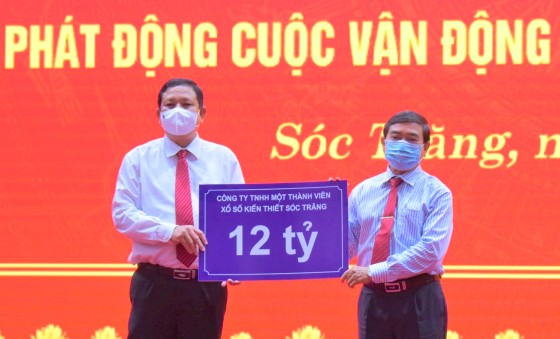 Ông Lê văn Khanh, Chủ tịch Công ty XSKT Sóc Trăng (phải) trao 12 tỷ đồng hỗ trợ xây dựng nhà ở cho hộ nghèo