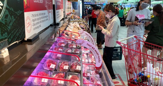 Người dân mua thực phẩm tại siêu thị Lotte mart, quận 7 (TPHCM). Ảnh: HOÀNG HÙNG