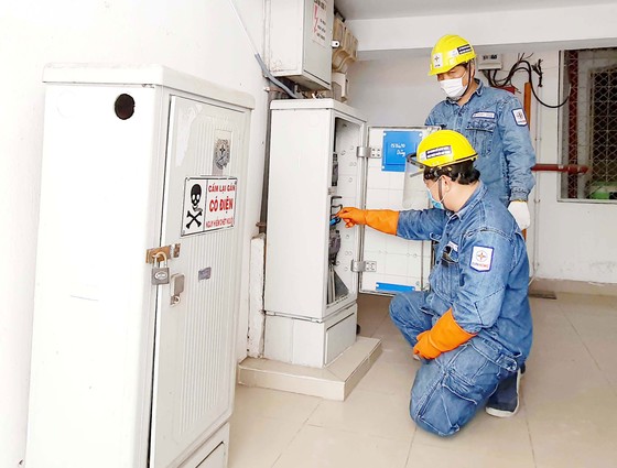 Công nhân EVNHCMC kiểm tra hệ thống điện, phục vụ người dân trong thời gian giãn cách xã hội