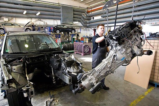 Tháo dỡ xe cũ tại xưởng tái chế của hãng BMW