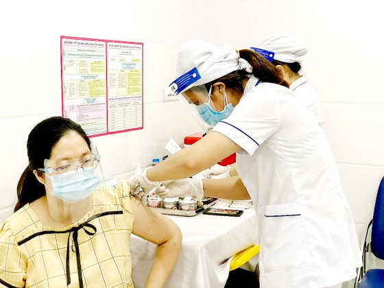 Tiêm vaccine Covid-19 cho người dân ở Cần Thơ