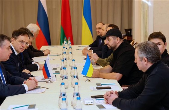 Phái đoàn Ukraine (trái) và phái đoàn Nga bắt tay trước khi đàm phán vòng thứ hai ngày 3-3 vừa qua. Ảnh: REUTERS