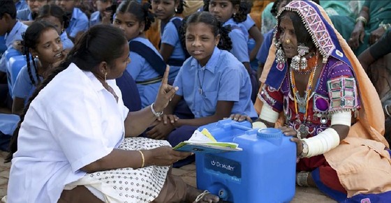 Học sinh tại Ấn Độ được hướng dẫn cách sử dụng nước sạch