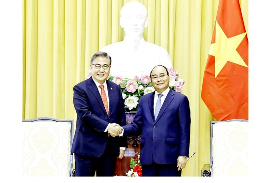 Chủ tịch nước Nguyễn Xuân Phúc  tiếp Bộ trưởng Bộ Ngoại giao Hàn Quốc Park Jin