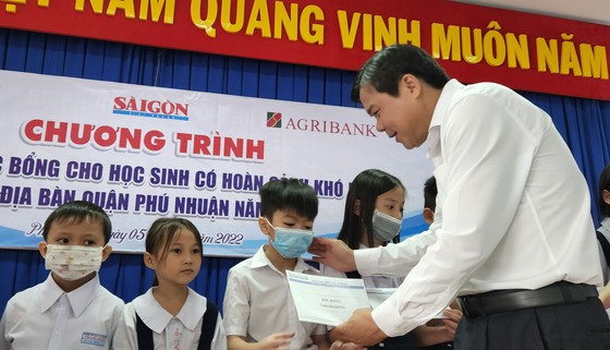 Trao 120 suất học bổng cho học sinh khó khăn tại quận Phú Nhuận ảnh 1