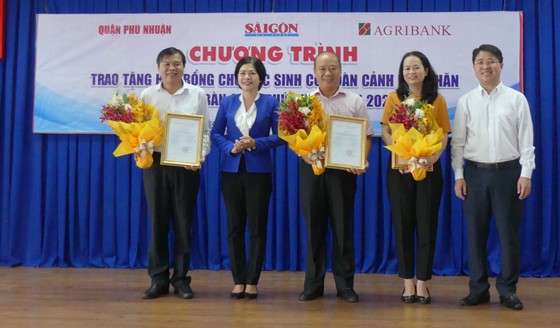 Trao 120 suất học bổng cho học sinh khó khăn tại quận Phú Nhuận ảnh 4