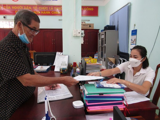 Người dân làm thủ tục hành chính tại UBND  phường Chánh Nghĩa, TP Thủ Dầu Một