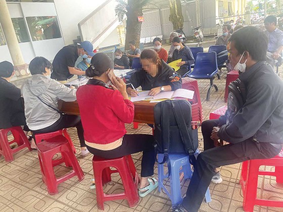 “Cò” viết hồ sơ cho người dân làm sổ đỏ dịch vụ ngay trước  Phòng một cửa UBND huyện Bảo Lâm,  tỉnh Lâm Đồng