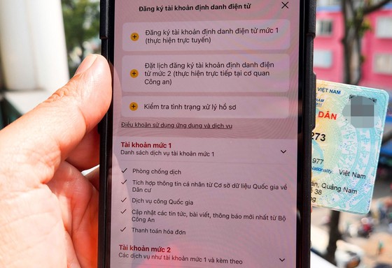 Việc đăng ký VNeID vẫn chưa thuận lợi nên rất cần đơn vị phát triển tiếp tục hoàn thiện ứng dụng này, nhất là kết nối dữ liệu. Ảnh: TẤN BA