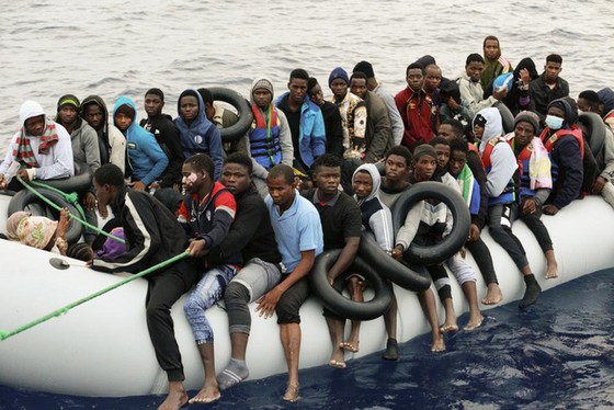 Những người di cư được đưa vào bờ sau khi bị lực lượng bảo vệ bờ biển Libya chặn trên Biển Địa Trung Hải, ở Garaboli Libya, ngày 18-10-2021. Ảnh: AP