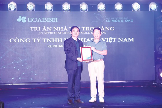Chủ tịch Lê Viết Hải trao kỷ niệm chương và thư cảm ơn tới nhà tài trợ