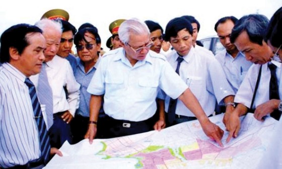 Thủ tướng Võ Văn Kiệt xem xét quy hoạch tổng thể dự án  xây dựng thành phố Vạn Tường và khu công nghiệp lọc hóa dầu Dung Quất (tháng 7-1995). Ảnh: TƯ LIỆU
