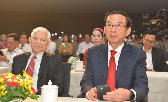 Bí thư Thành ủy TPHCM Nguyễn Văn Nên nhắn tin ủng hộ  phong trào Tết nhân ái 2023. Ảnh: CAO THĂNG