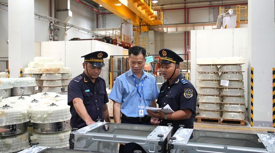 Cán bộ hải quan kiểm tra thực địa và làm thủ tục thông quan cho hàng hóa xuất nhập khẩu của doanh nghiệp