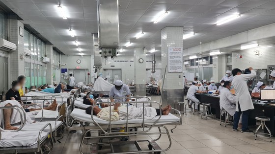 Bệnh nhân đang điều trị tại khoa cấp cứu Bệnh viện Chợ Rẫy, TPHCM 
