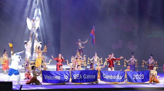 Chương trình biểu diễn nghệ thuật chào mừng sự kiện nhận chuyển giao vai trò là chủ nhà của SEA Games 32 của Campuchia. Ảnh: P.MINH