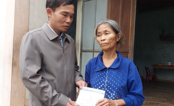 Bà Lê Thị Tẻo nhận tiền hỗ trợ của bạn đọc Báo SGGP