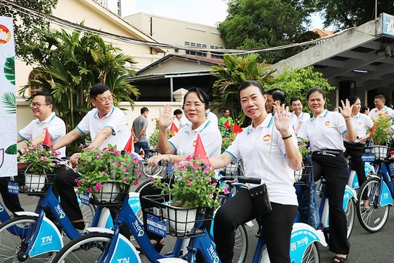 Tham gia đoàn diễu hành xe đạp Chương trình “Vì Bình Thạnh màu xanh”. Nguồn: HCMCPV. ORG.VN 