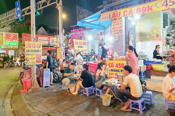 Một đoạn vỉa hè trên đường Nguyễn Thái Sơn, quận Gò Vấp được sử dụng để kinh doanh. Ảnh: NGÔ BÌNH ảnh 1 Một đoạn vỉa hè trên đường Nguyễn Thái Sơn, quận Gò Vấp được sử dụng để kinh doanh. Ảnh: NGÔ BÌNH ảnh 1