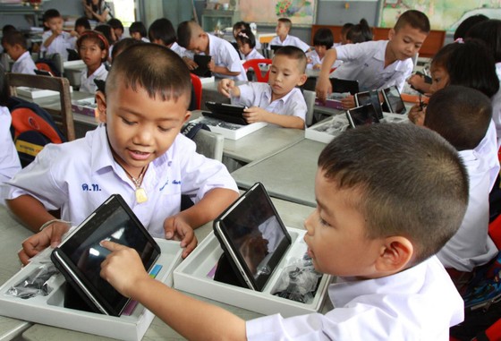 Học sinh tiểu học Thái Lan sử dụng máy tính bảng được cấp. Ảnh: BANGKOK POST