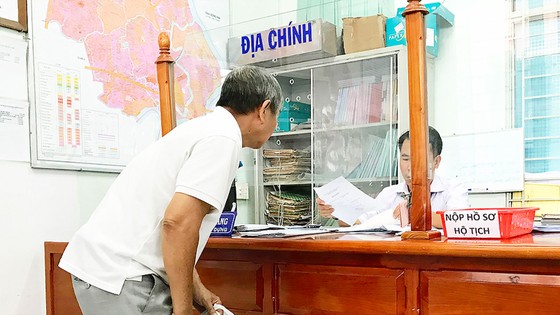 Một người dân đến UBND phường Phước Long B làm thủ tục đăng ký cấp GCN nhà, đất lần đầu