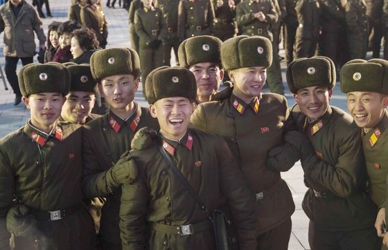 Dân chúng Triều Tiên tuần hành mừng sự kiện "hoàn thiện kho vũ khí hạt nhân" ảnh 4 Dân chúng Triều Tiên tuần hành mừng sự kiện "hoàn thiện kho vũ khí hạt nhân" ảnh 4