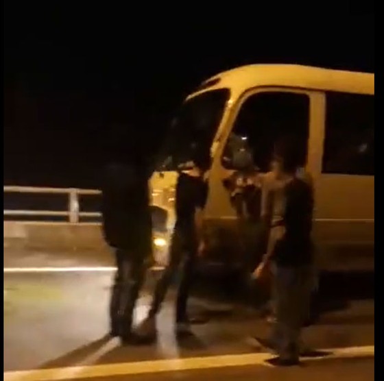 VIDEO: Triệu tập nhóm thanh niên cầm hung khí chặn xe “xin đểu” rồi livestream trên cao tốc ảnh 3