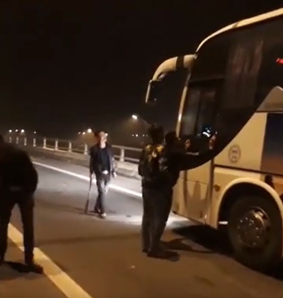 VIDEO: Triệu tập nhóm thanh niên cầm hung khí chặn xe “xin đểu” rồi livestream trên cao tốc ảnh 2
