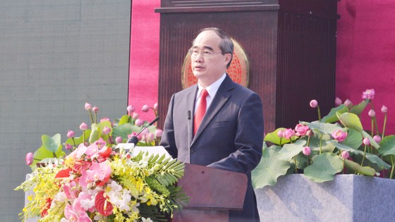 Đồng chí Nguyễn Thiện Nhân, Ủy viên Bộ Chính trị, Bí thư Thành ủy TPHCM, trình bày diễn văn tại lễ kỷ niệm. Ảnh: VIỆT DŨNG