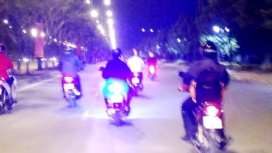 Đèn hậu siêu sáng của chiếc xe máy làm nhiều người chạy phía sau bị lóa mắt, tiềm ẩn nguy cơ tai nạn giao thông