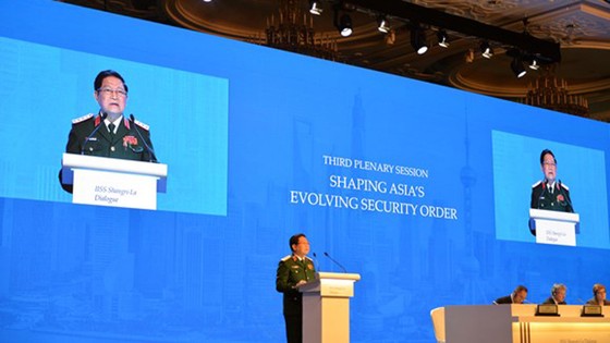 Bộ trưởng Bộ Quốc phòng Ngô Xuân Lịch phát biểu tại Phiên toàn thể thứ 3 của Đối thoại Shangri-La 17.