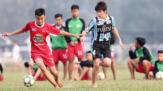 Cầu thủ Học viện Nutifood (trái) đấu giao hữu với đội trẻ Kawasaki (Nhật Bản). Ảnh: ANH TRẦN