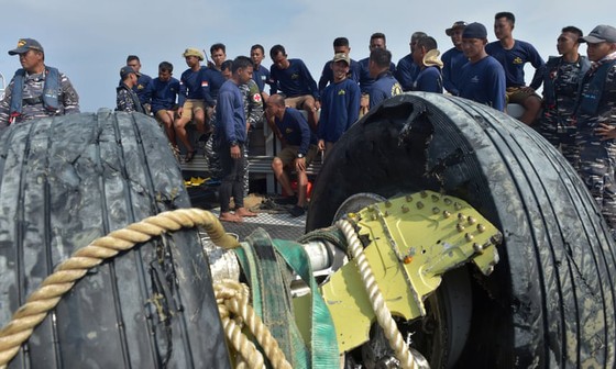 Phát hiện thân và động cơ máy bay Lion Air rơi xuống biển Indonesia, một thợ lặn thiệt mạng ảnh 1