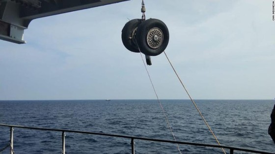 Phát hiện thân và động cơ máy bay Lion Air rơi xuống biển Indonesia, một thợ lặn thiệt mạng ảnh 3